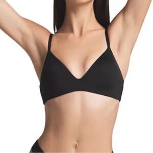 SKIMS Wireless Form T-Shirt Bra in Onyx
Size 36DD
New with Tag